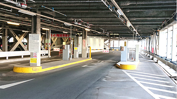 岸和田駅駐車場入場ゲートで駐車券を取る