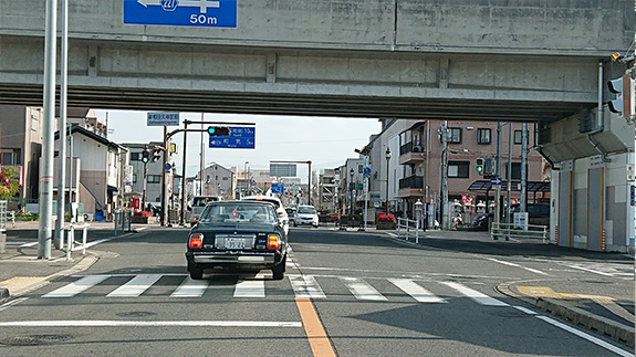 岸和田天神宮前交差点（東向き）南海高架手前を右折