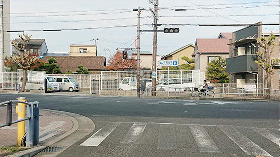 高架出てすぐの岸和田駅北交差点を左折