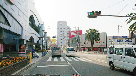 岸和田駅前交差点を商店街側へ入る