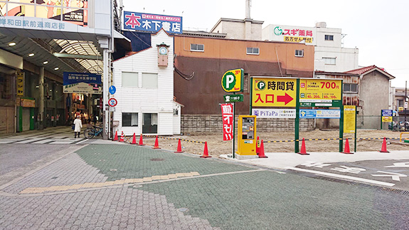 商店街入口右手の駐車場リパークへ